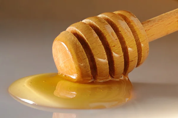 A méz az asztalon pocsolya — Stock Fotó