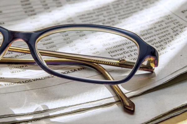 Newspaper and glasses 1 — Stock Photo, Image