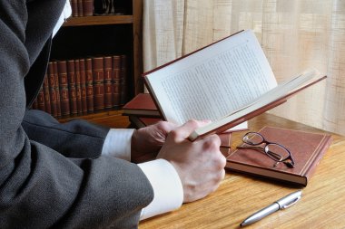 adam ilgi kitap okuma