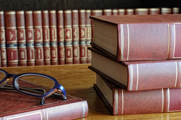 Books on the table and glasses — Stock Photo, Image