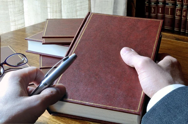 Man who will take notes from a book — Stock Photo, Image