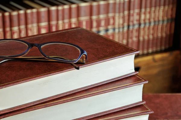 Högen med böcker och glasögon detalj — Stockfoto