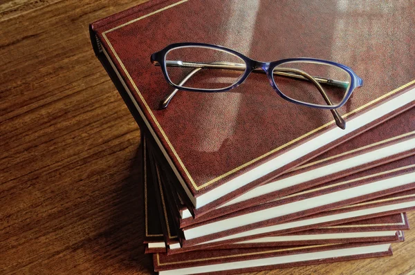 Verem a könyvek és a szemüveg felülnézet — Stock Fotó