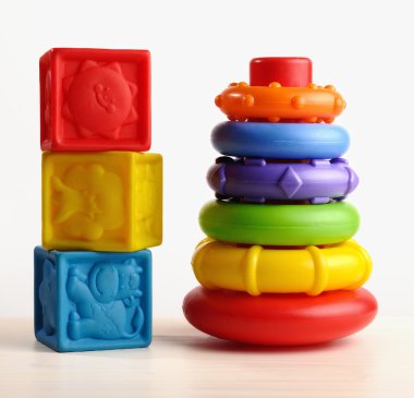 küpleri ve piramit için çocuğun motor gelişim