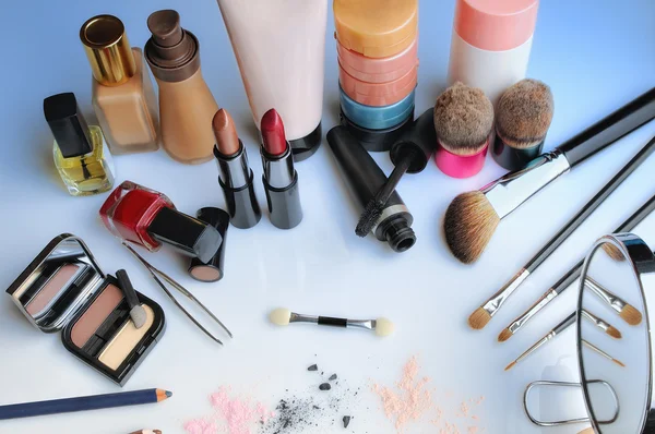 Juego de maquillaje en la vista superior de la mesa —  Fotos de Stock