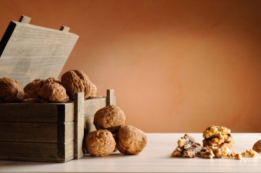 Ceviz ahşap gövde kapsayıcı bir tablo grubu