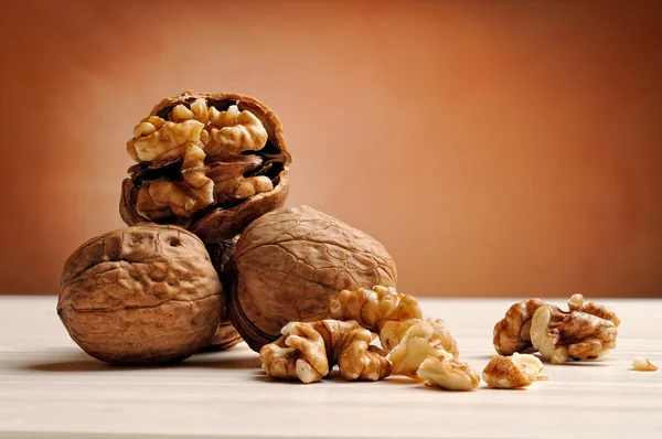 Skupina vlašských ořechů na stůl s hnědým pozadím — Stock fotografie