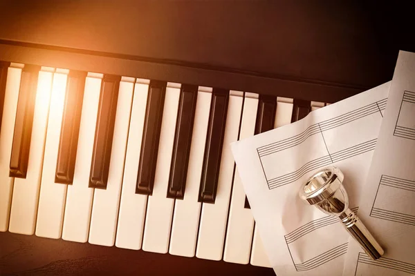 Instruments Cuivres Concept Concert Piano Avec Fond Porte Parole Sur — Photo