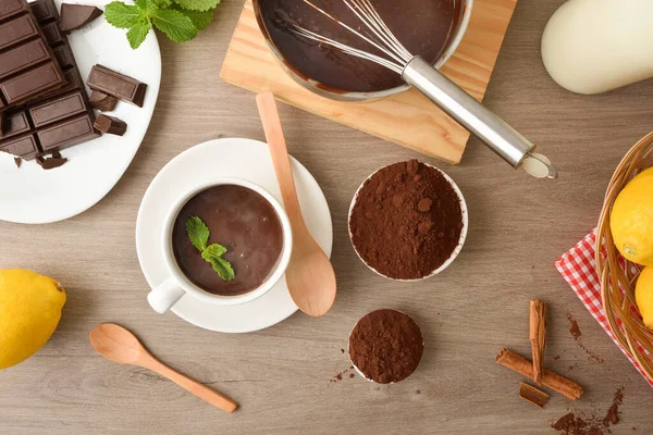 Kopp Färsk Hemlagad Varm Choklad Med Ingredienser Köksbänken Ovanifrån — Stockfoto