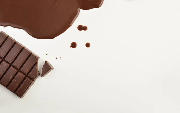 Bakgrund Med Bakverk Choklad Tabletten Och Smälte Ett Vitt Bord — Stockfoto