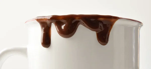 Witte Mok Rand Detail Met Chocolade Druppels Geïsoleerde Achtergrond Vooraanzicht — Stockfoto