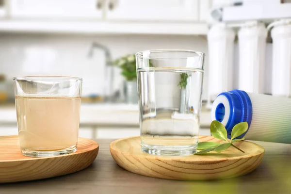 Confronto Tra Acqua Sporca Filtrata Osmosi Bicchieri Banco Cucina Con — Foto Stock