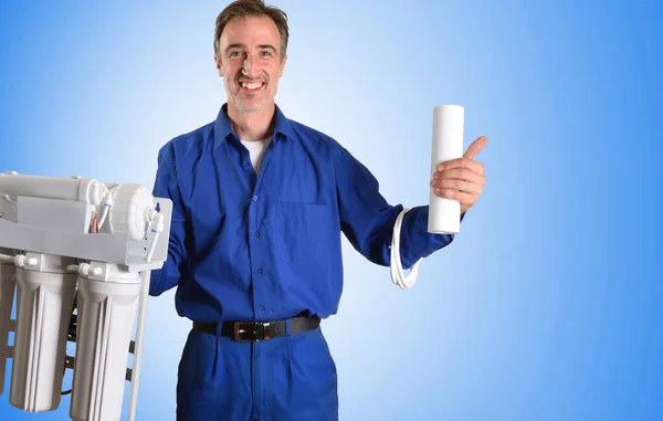 Huishoudelijke Waterbehandelingstechnicus Met Omgekeerde Osmose Apparatuur Filter Met Hand Maken — Stockfoto