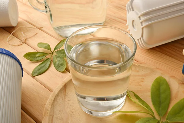 Bicchiere Acqua Filtrata Con Sistema Osmosi Inversa Con Filtri Tavolo — Foto Stock