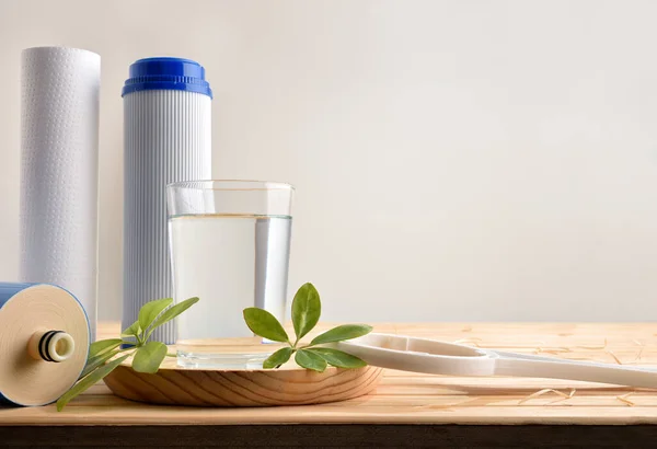 Vidro Água Purificada Com Equipamentos Domésticos Filtros Ecológicos Mesa Madeira — Fotografia de Stock
