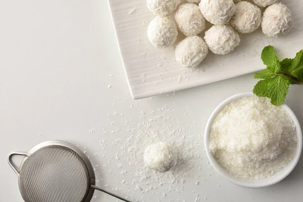 Tavolo Cucina Bianco Con Palline Cocco Appena Fatto Con Ciotola — Foto Stock