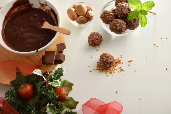 Préparation Boules Chocolat Avec Des Copeaux Amande Sur Banc Cuisine — Photo
