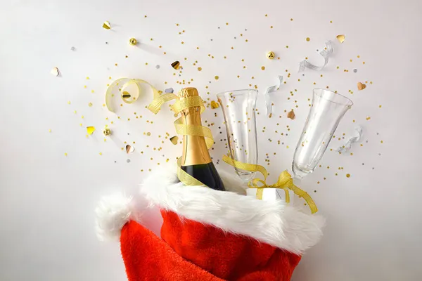 Χριστουγεννιάτικο Εορταστικό Concept Μπουκάλι Αφρώδες Λευκό Κρασί Και Ποτήρια Χριστουγεννιάτικο — Φωτογραφία Αρχείου