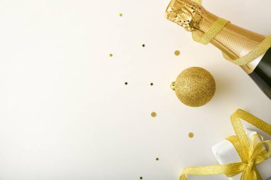 Noel partisi konsepti, top ve hediye şişesi ile altın ve beyaz tonlar. Üst görünüm