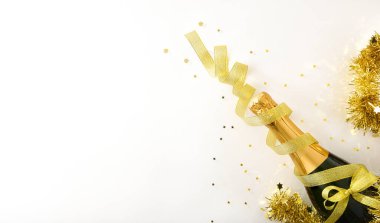 Noel partisi konsepti, top ve hediye şişesi ile altın ve beyaz tonlar. Üst görünüm
