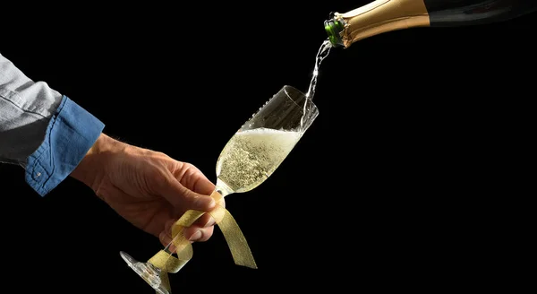 Χέρι Κρατώντας Ποτήρι Κρασιού Χρυσό Τόξο Γεμίζοντάς Από Ένα Αφρώδες — Φωτογραφία Αρχείου