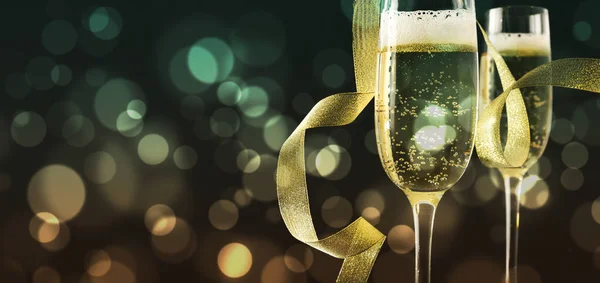 Detail Two Glasses Sparkling White Wine Golden Bow Green Golden — Stock Photo, Image