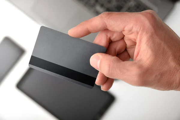 Conceito Pagamento Eletrônico Com Mão Mostrando Cartão Crédito Com Dispositivos — Fotografia de Stock