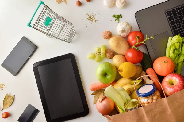 Compra Online Supermercado Con Dispositivos Móviles Una Bolsa Llena Productos — Foto de Stock