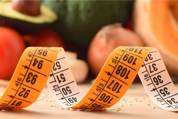 重量控制的概念与宏观的磁带测量和健康的食物背景 前面的景色1 横向构成 — 图库照片