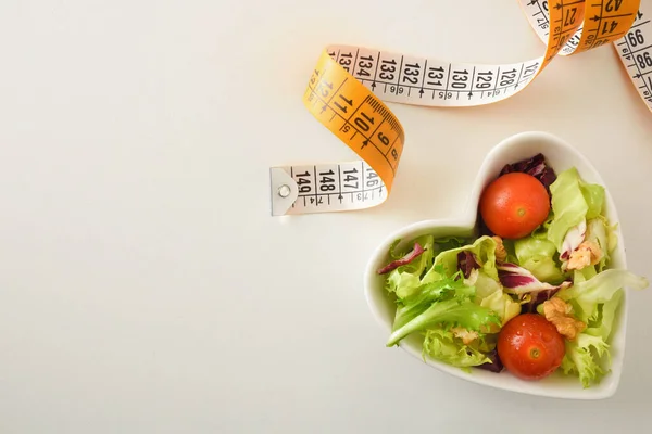 Gezonde Dieetvoeding Concept Met Salade Met Groenten Hartvormige Container Bovenaanzicht — Stockfoto