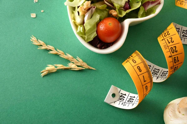 Yeşil Arka Planda Taksimetre Salata Ile Beslenme Kavramı Üst Düzey — Stok fotoğraf