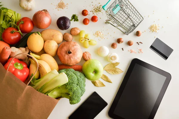 Fondo Compras Línea Con Dispositivos Móviles Bolsa Compras Supermercados Llena — Foto de Stock