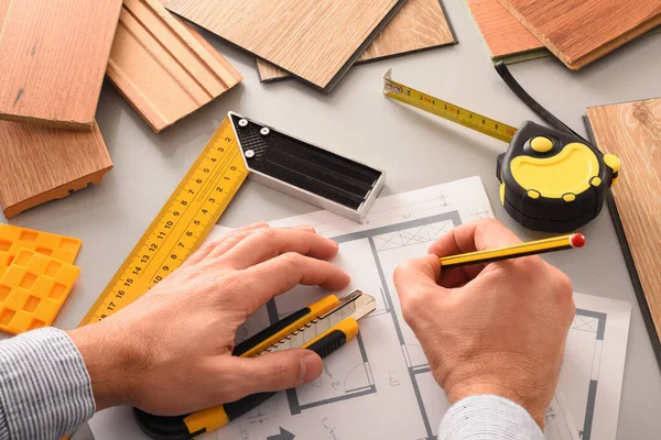 协助设计师写字楼设计图 用木样和工具开发室内工程 高程视图 — 图库照片