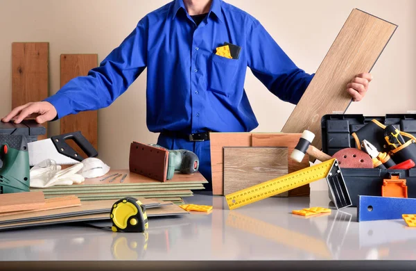 Material Tools Assembly Parquet Wooden Pallets Table Worker Showing Products — Fotografia de Stock