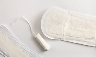 Adet döngüsü için kadın emici koruyucularla arka plan. Pantiliner ve tampon beyaz arka planda. Üst Manzara. Yatay bileşim.