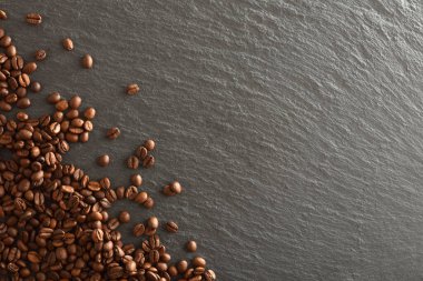 Koyu arkaplan ve seçilmiş doğal kahve çekirdekleri. Üst Manzara. Yatay bileşim.