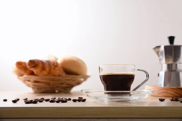 独立した背景を持つコーヒーメーカーとバスケットとキッチンベンチで朝食のためのイタリアのコーヒー 正面図 水平構成 — ストック写真