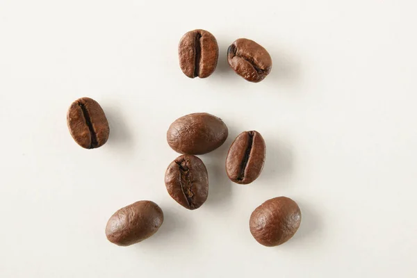 白いテーブルの詳細の中心にコーヒー豆のグループ 最上階だ 水平構成 — ストック写真