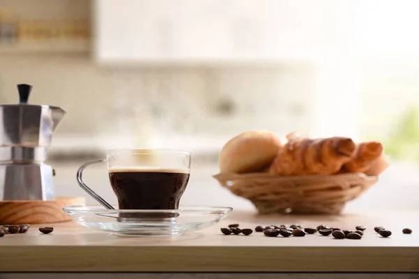 意大利咖啡早餐在厨房长椅上与咖啡制造商和篮子与糕点在厨房 前面的景色1 横向构成 — 图库照片