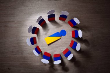 Rusya 'nın Ukrayna' yı istila etmesi ve Ukrayna 'yı çevreleyen Rus askerlerinin yerde yatması.