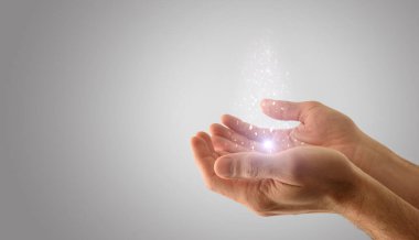 İçinden pırıl pırıl parlayan avuçlar çıkan ruhanilik kavramı. Yan görünüm.