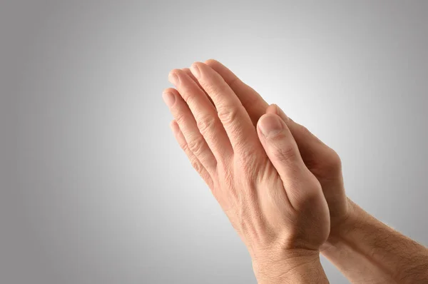 Hände Eines Mannes Mit Handflächen Vor Isoliertem Grauen Hintergrund Erhöhter — Stockfoto