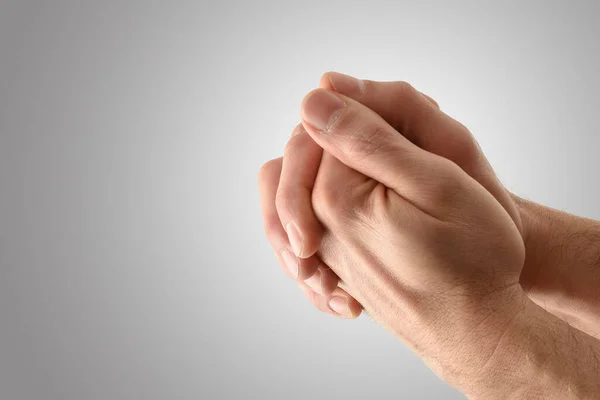 Parmakları Birbirine Bağlı Gri Bir Geçmişi Olan Dua Eden Bir — Stok fotoğraf