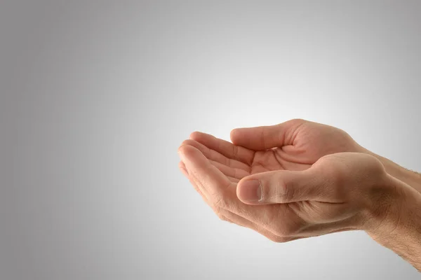 Mãos Com Palmas Para Cima Homem Religioso Com Gesto Oferta — Fotografia de Stock