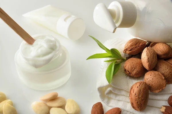 Baño Productos Cosméticos Con Extracto Almendras Frutas Artículos Tocador Sobre — Foto de Stock