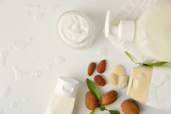 Bañera Productos Cosméticos Con Extracto Almendras Artículos Tocador Sobre Mesa — Foto de Stock