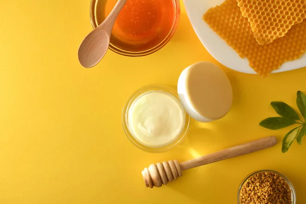 Feuchtigkeitsspendende Hautpflegecreme Mit Honigextrakten Mit Topf Und Teller Mit Waben — Stockfoto