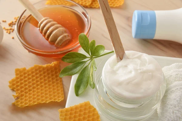 Persoonlijke Hygiëne Cosmetische Producten Met Honing Extracten Houten Tafel Met — Stockfoto