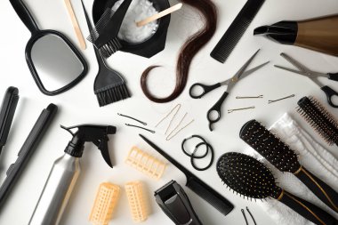 Beyaz masada saç kesme ve şekillendirme aletleri. Üst Manzara. Yatay bileşim. 