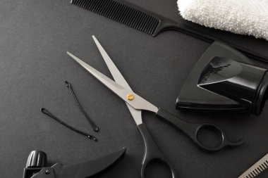 Bir takım kuaför aletleri ve siyaha boyama seti yakın. Manzara yükseldi. Yatay bileşim. 